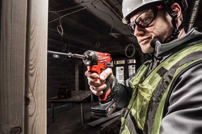 Шуруповерт ударний акумуляторний безщітковий MILWAUKEE (170 Нм) M12 FID2-202Х (ЗУ+2акк.Х2Ач+HDкейс)