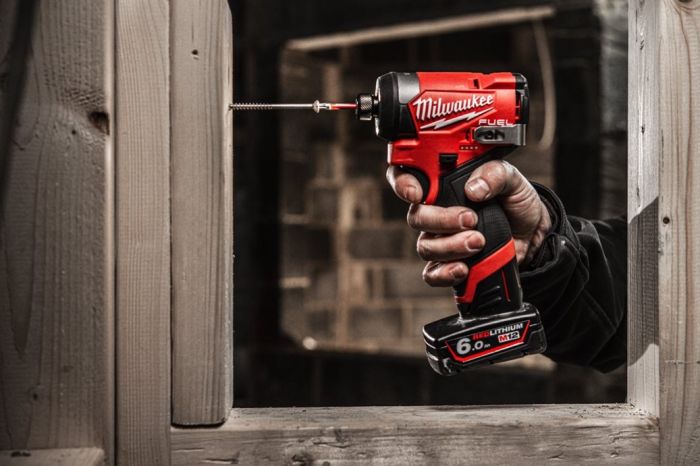 Шуруповерт ударний акумуляторний безщітковий MILWAUKEE (170 Нм) M12 FID2-202Х (ЗУ+2акк.Х2Ач+HDкейс)