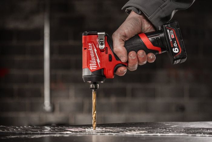 Шуруповерт ударний акумуляторний безщітковий MILWAUKEE (170 Нм) M12 FID2-202Х (ЗУ+2акк.Х2Ач+HDкейс)