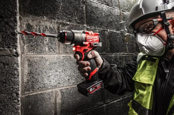 Дриль-шуруповерт акумуляторний безщітковий ударний MILWAUKEE M12 FPD2-202X (37Нм) (ЗУ+2Х2Ач+HDкейс)