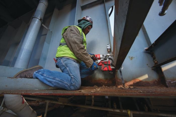Дриль акумуляторний безщітковий на магнітній (постійний магніт) станині MILWAUKEE M18 FMDP-0C
