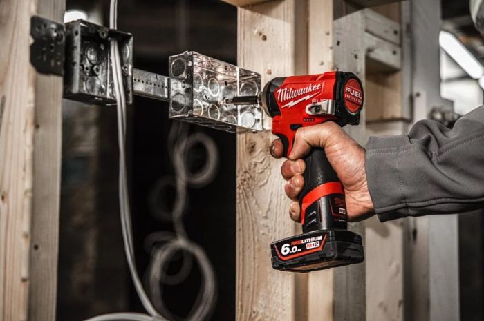 Шуруповерт ударний акумуляторний безщітковий MILWAUKEE (170 Нм) M12 FID2-0 (каркас)