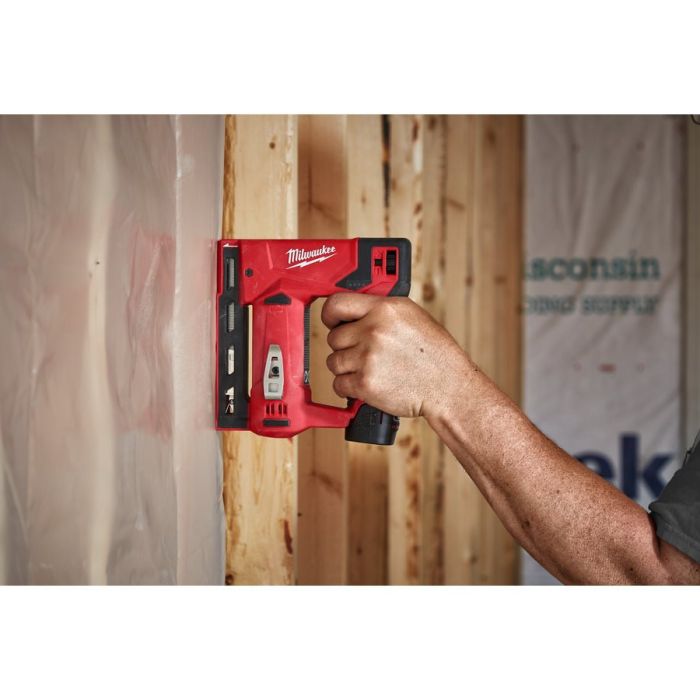 Степлер скобозабивний акумуляторний MILWAUKEE M12 BST-202X (ЗУ+2акк.Х2ач+HDкейс)