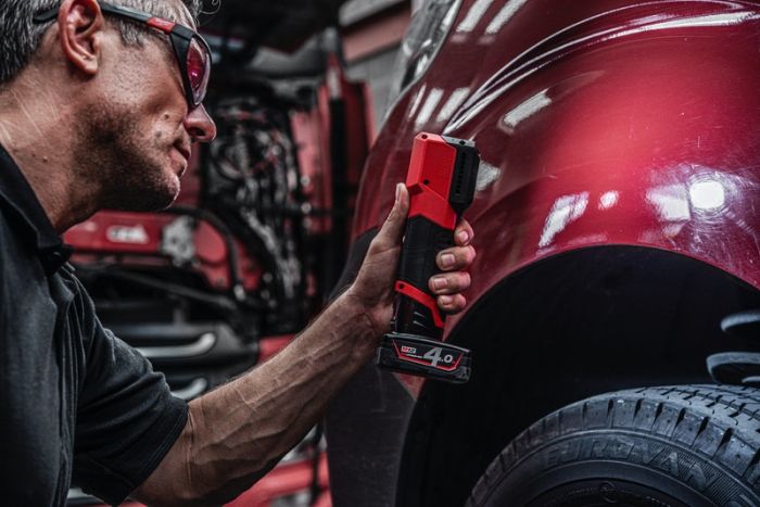 Ліхтар світлодіодний акумуляторний для підбору кольору MILWAUKEE M12 CML-401 (ЗУ+1акк.Х4Ач)