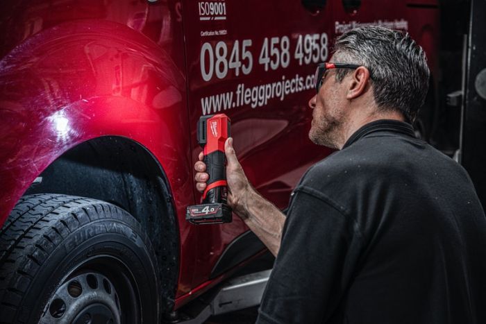 Ліхтар світлодіодний акумуляторний для підбору кольору MILWAUKEE M12 CML-401 (ЗУ+1акк.Х4Ач)