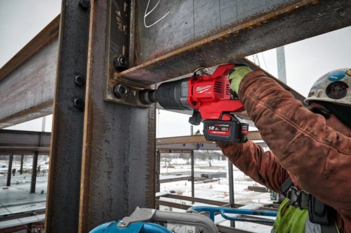 Гайковерт акумуляторний безщітковий MILWAUKEE 1'' (2711Нм) M18 ONEFHIWF1DS-121C, з кільцем (ЗУ+1ак.)