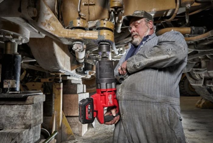 Гайковерт акумуляторний безщітковий MILWAUKEE 1'' (2711Нм) M18 ONEFHIWF1DS-121C, з кільцем (ЗУ+1ак.)