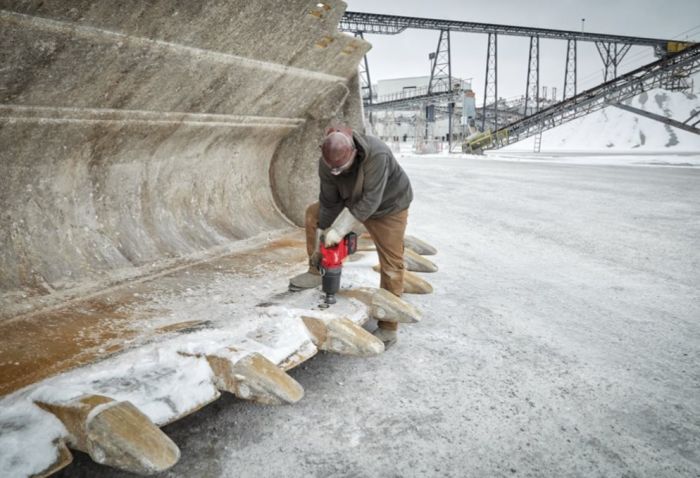 Гайковерт акумуляторний безщітковий MILWAUKEE 1'' (2711Нм) M18 ONEFHIWF1DS-121C, з кільцем (ЗУ+1ак.)