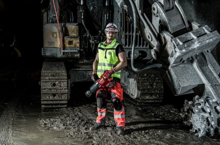 Гайковерт акумуляторний безщітковий MILWAUKEE 1'' (2711Нм) M18 ONEFHIWF1DS-121C, з кільцем (ЗУ+1ак.)