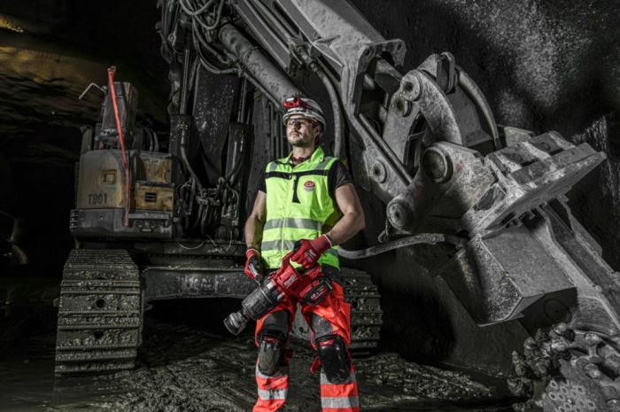 Гайковерт аккумуляторный бесщеточный MILWAUKEE 1'' (2711Нм) M18 ONEFHIWF1DS-0C, с кольцом (каркас)