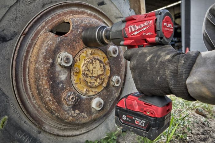 Гайковерт акумуляторний безщітковий MILWAUKEE 1/2" (881 Нм) M18 FMTIW2F12-502X, з кільцем