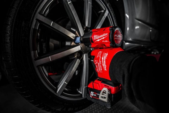 Гайковерт акумуляторний безщітковий MILWAUKEE 1/2" (881 Нм) M18 FMTIW2F12-502X, з кільцем