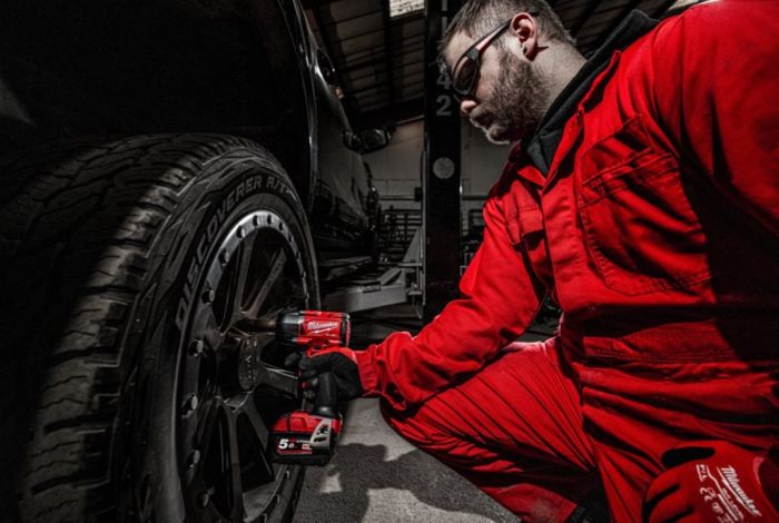 Гайковерт акумуляторний безщітковий MILWAUKEE 1/2" (881 Нм) M18 FMTIW2F12-502X, з кільцем