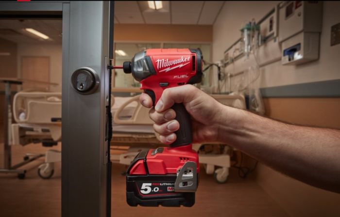 Шуруповерт ударный гидравлический аккумуляторный бесщёточный MILWAUKEE (50Нм) M18 FQID-502X SURGE™