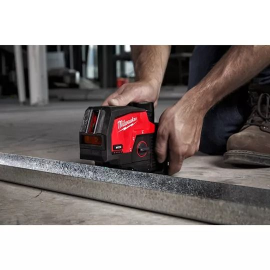 Нивелир линейно-точечный аккумуляторный MILWAUKEE M12 CLLP-0C (зелёный луч)