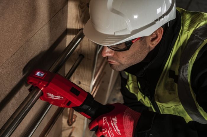 Труборез аккумуляторный по нержавеющей стали MILWAUKEE M12 PCSS-202C (ЗУ+2акк.Х2Ач+кейс)
