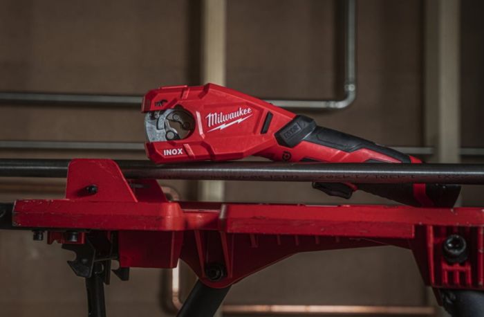 Труборез аккумуляторный по нержавеющей стали MILWAUKEE M12 PCSS-202C (ЗУ+2акк.Х2Ач+кейс)