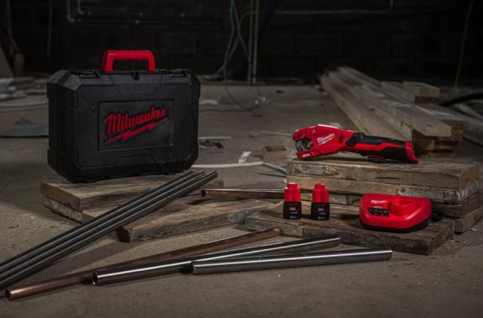 Труборез аккумуляторный по нержавеющей стали MILWAUKEE M12 PCSS-202C (ЗУ+2акк.Х2Ач+кейс)