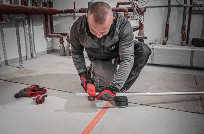Труборез аккумуляторный по нержавеющей стали MILWAUKEE M12 PCSS-202C (ЗУ+2акк.Х2Ач+кейс)