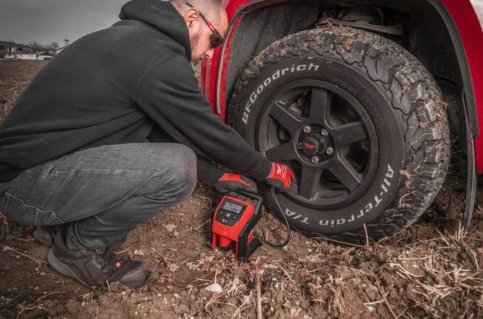 Компресор акумуляторний для накачування коліс MILWAUKEE M12 BI-0 (каркас)