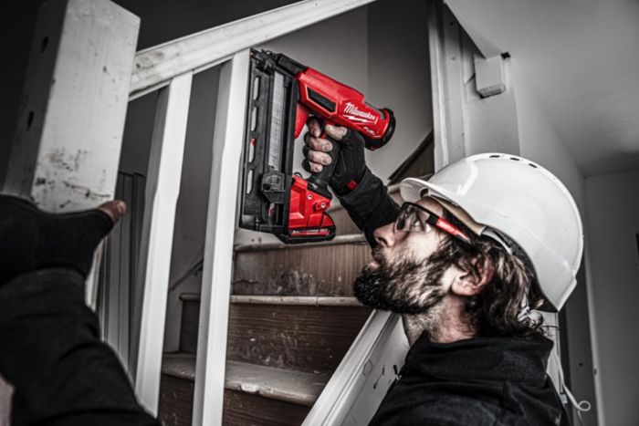 Пістолет цвяхів акумуляторний безщітковий MILWAUKEE M18 FN16GA-202X (32-64мм)(ЗУ+2Х2Ач)