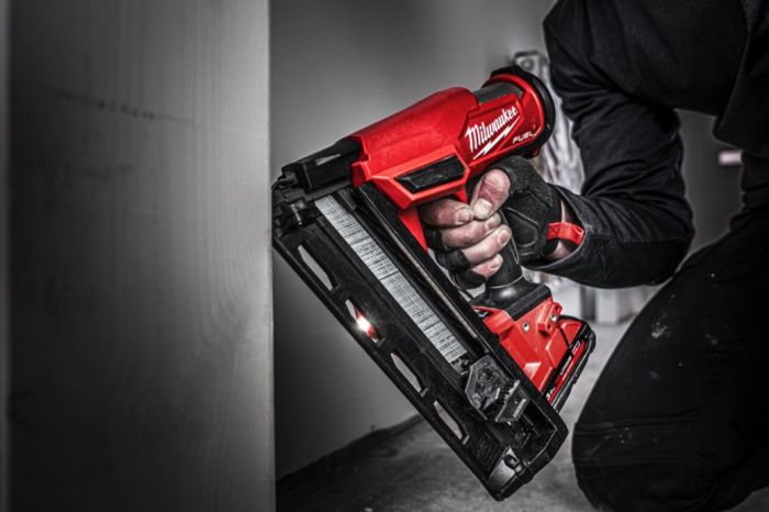 Пістолет цвяхів акумуляторний безщітковий MILWAUKEE M18 FN16GA-202X (32-64мм)(ЗУ+2Х2Ач)
