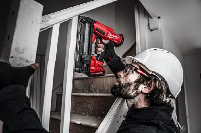 Пістолет цвяхів акумуляторний безщітковий MILWAUKEE M18 FN16GA-202X (32-64мм)(ЗУ+2Х2Ач)