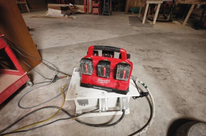 Зарядний пристрій MILWAUKEE M18 PC6 (на 6 акк.) PACKOUT, (заміна на 4932498551)