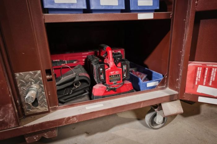 Зарядний пристрій MILWAUKEE M18 PC6 (на 6 акк.) PACKOUT, (заміна на 4932498551)