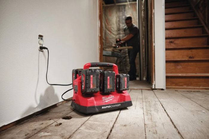 Зарядний пристрій MILWAUKEE M18 PC6 (на 6 акк.) PACKOUT, (заміна на 4932498551)