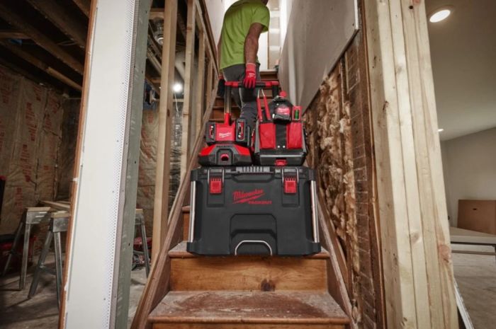 Зарядний пристрій MILWAUKEE M18 PC6 (на 6 акк.) PACKOUT, (заміна на 4932498551)
