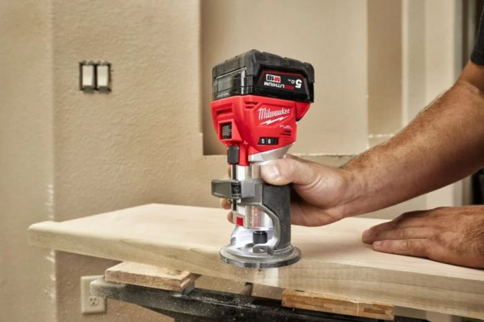 Фрезер акумуляторний кромковий MILWAUKEE M18 FTR8-0X (каркас+HDкейс)