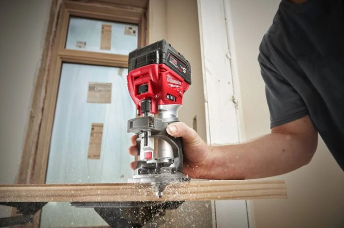 Фрезер акумуляторний кромковий MILWAUKEE M18 FTR8-0X (каркас+HDкейс)