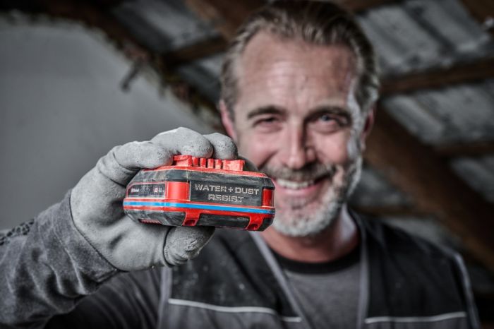 Акумулятор 4.0 Аг, герметичний, захист від води і пилу, макс. 900 Вт, тонкий корпус