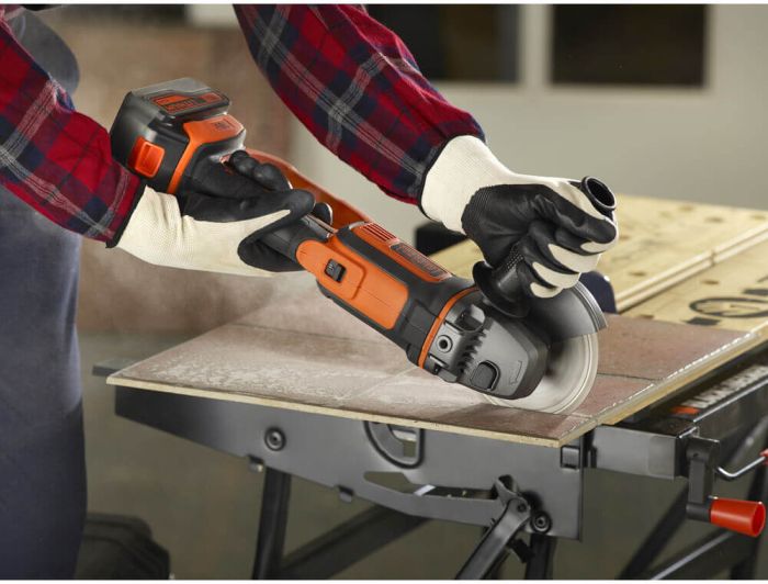 Шліфмашина кутова - болгарка акумуляторна BLACK+DECKER BCG720M1