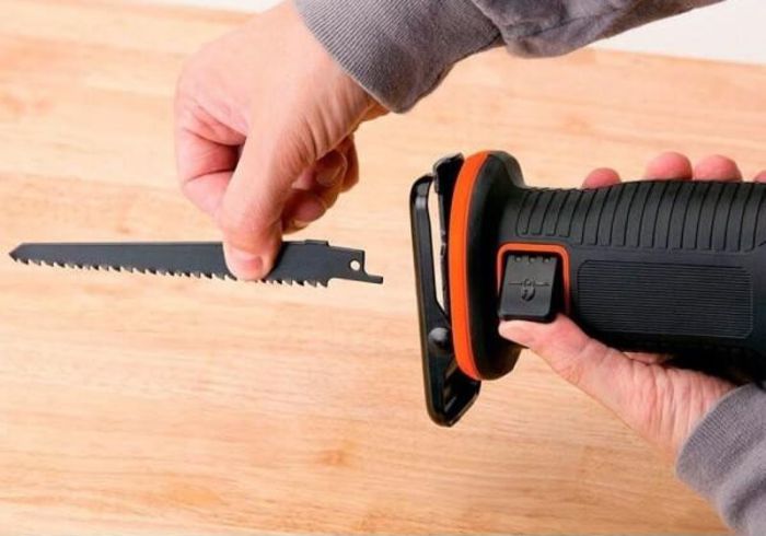 Пила шабельна акумуляторна BLACK+DECKER BDCR18E1