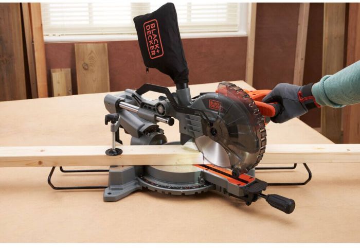 Пила торцювальна мережева BLACK+DECKER BES701