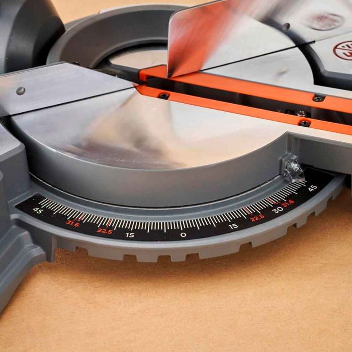 Пила торцювальна мережева BLACK+DECKER BES702