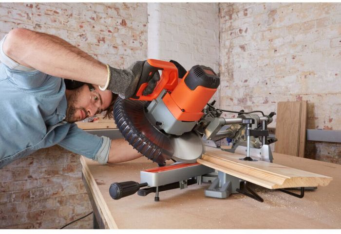 Пила торцювальна мережева BLACK+DECKER BES710