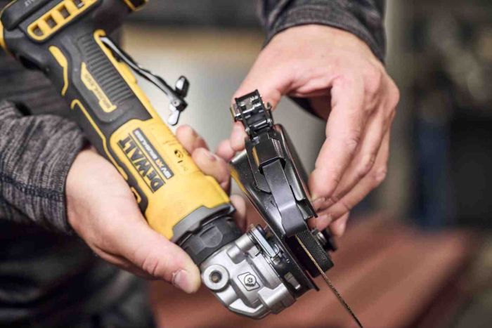 Шліфмашина кутова - болгарка акумуляторна безщіткова DeWALT DCG404S2T