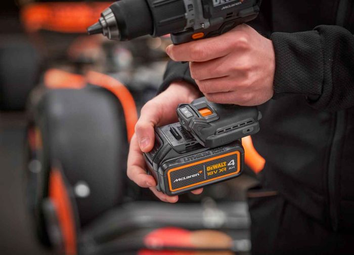 Набір з двох інструментів акумуляторних безщіткових McLaren F1 TEAM LIMITED EDITION DeWALT DCK200MM2T