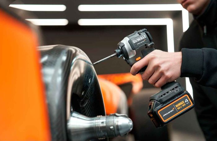 Набір з двох інструментів акумуляторних безщіткових McLaren F1 TEAM LIMITED EDITION DeWALT DCK200MM2T