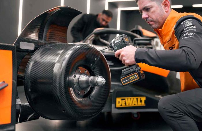 Набір з двох інструментів акумуляторних безщіткових McLaren F1 TEAM LIMITED EDITION DeWALT DCK200MP2T