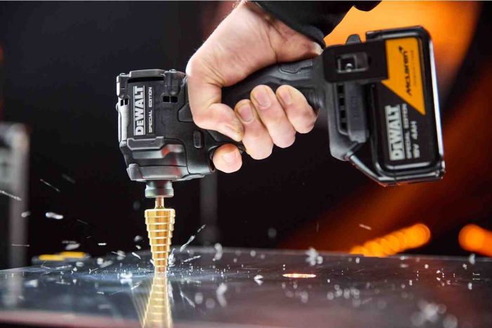 Набір з двох інструментів акумуляторних безщіткових McLaren F1 TEAM SPECIAL EDITION DeWALT DCK2222MM2T