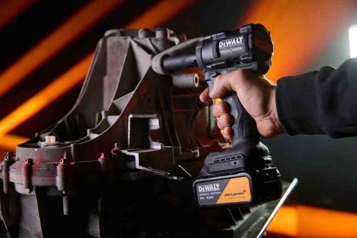 Набір з двох інструментів акумуляторних безщіткових McLaren F1 TEAM SPECIAL EDITION DeWALT DCK2224MP2T