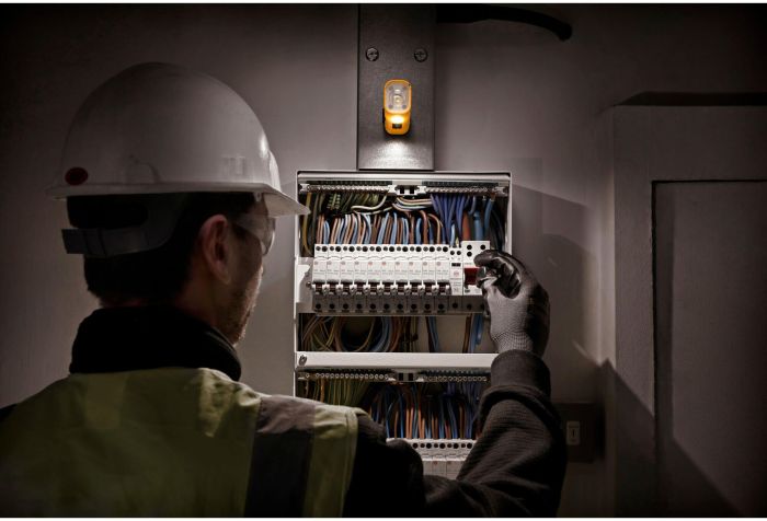 Ліхтар світлодіодний акумуляторний DeWALT DCL183