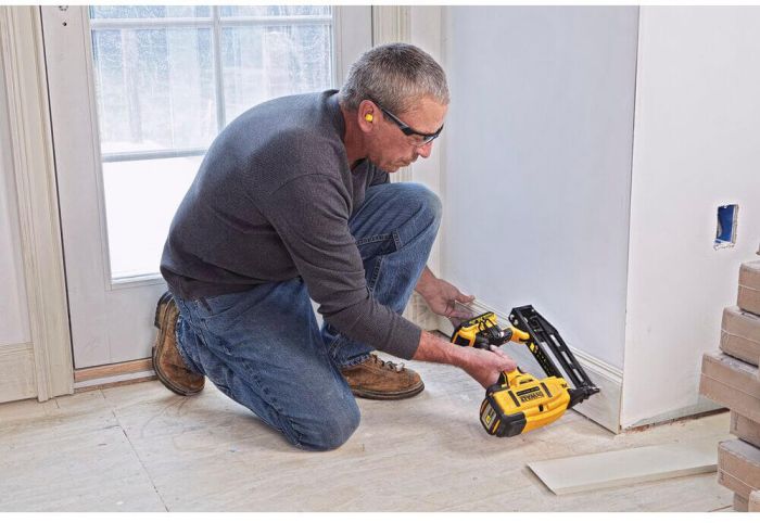 Пістолет цвяхозабивний акумуляторний безщітковий DeWALT DCN662D2