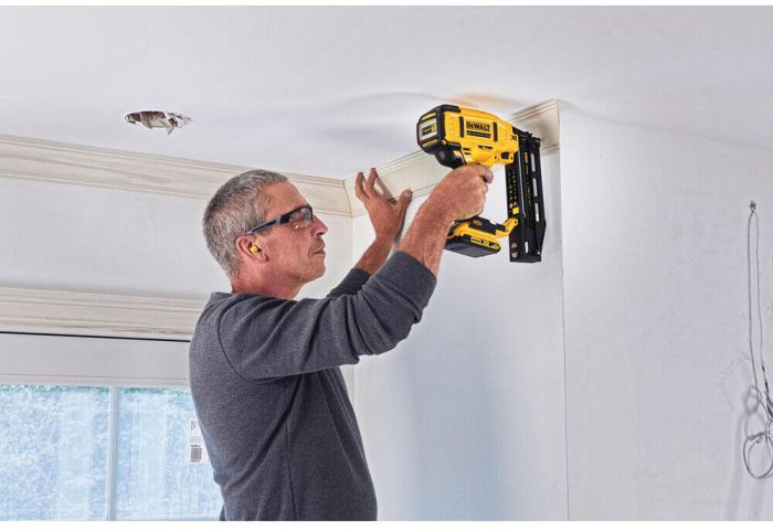 Пістолет цвяхозабивний акумуляторний безщітковий DeWALT DCN662N