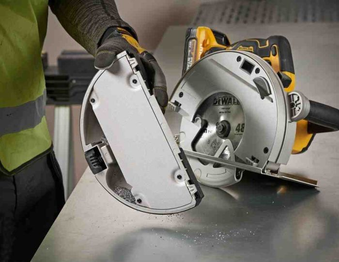 Пилка дискова по металу акумуляторна DeWALT DCS383H2