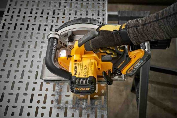 Пилка дискова по металу акумуляторна DeWALT DCS383H2